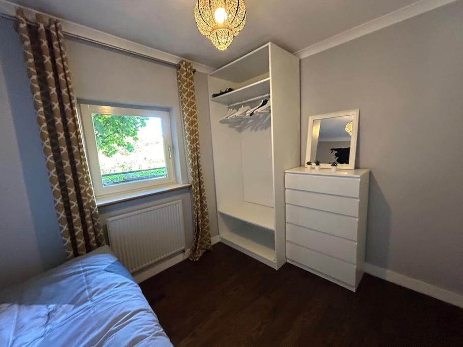 Homely & Thames View Apartment London