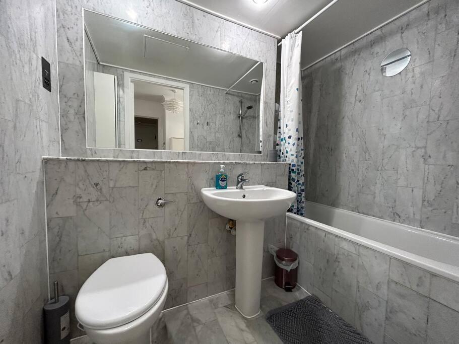 Homely & Thames View Apartment