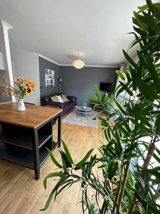 Homely & Thames View * London