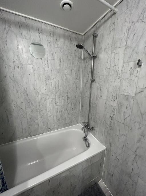 Homely & Thames View * London