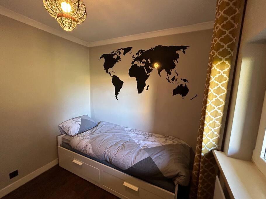 Homely & Thames View Apartment London