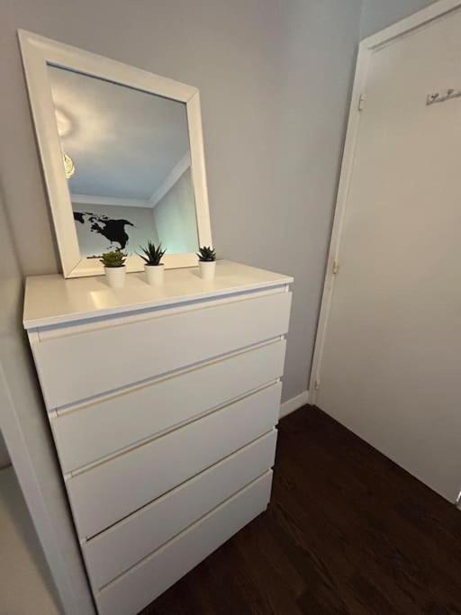 Homely & Thames View Apartment London